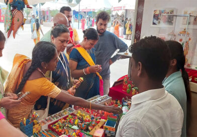 Kashi Tamil Sangamam 3.0 – Guests from Tamil Nadu Admire Kashi’s Wood Art; High Demand for Ram Darbar