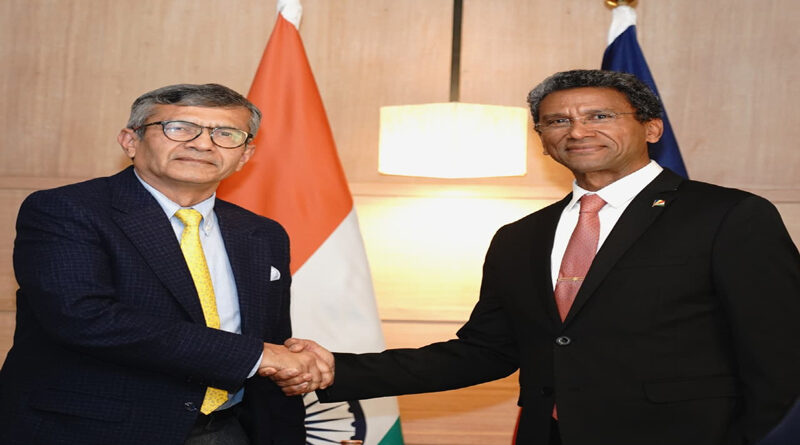 Defence Secretary calls on Seychelles’ Minister for Foreign Affairs & Diaspora and Chief of Defence Forces in New Delhi