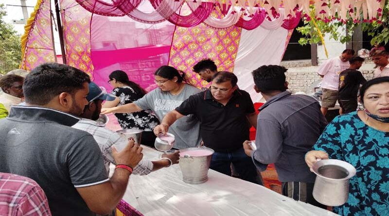 Refreshment and Water Service Camp Organized for Workers, Passersby and the Needy in Burari