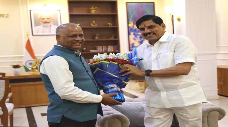 Senior Journalist Krishnamohan Jha Calls on Madhya Pradesh Chief Minister Dr. Mohan Yadav