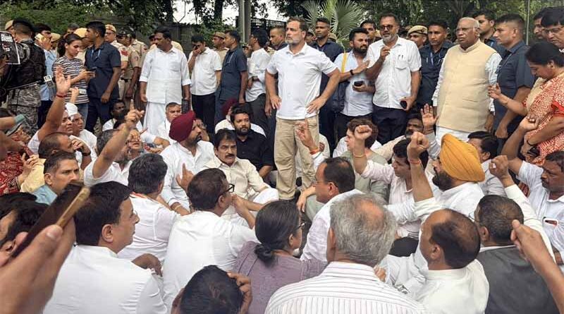 Congress Stages Sit-in Near PM’s Residence; Rahul, Priyanka Lead Protest as Union Minister Jitendra Singh Reaches for Talks